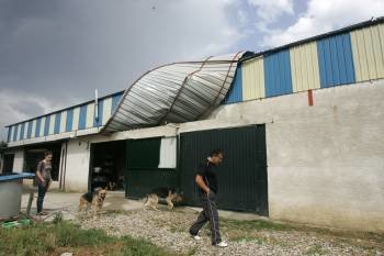 El efecto del viento levantó gran parte del tejado metálico de una empresa de mármoles de Castrelo. (Foto: MARCOS ATRIO)