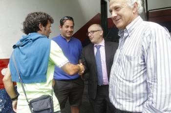 El técnico Luisito saluda a Primitivo Ferro, posiblemente el próximo presidente del Ourense. (Foto: MIGUEL ÁNGEL)
