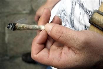 Un joven fumando un 'porro' preparado con cannabis. (Foto: ARCHIVO)