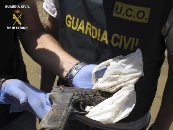 parte de los fusiles de asalto y pistolas robados en febrero de 2011 en la Base Militar 'General Menacho' de Bótoa (Badajoz) 