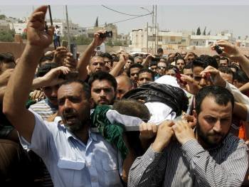 Varios jordanos y sirios cargan con el cadáver de un niño, que fue tiroteado mientras intentaba huir. (Foto: JAMAL NASRALLAH)