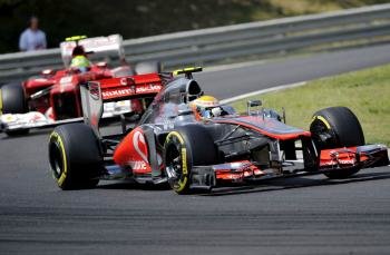 El piloto británico de McLaren Mercedes Lewis Hamilton durante la sesión clasificatoria para el Gran Premio de Hungría de Fórmula Uno (Foto: EFE)