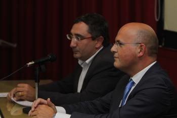 Argimiro Marnotes, á esquerda, presentou a Baltar, que defendeu as competencias das deputacións. (Foto: MIGUEL ÁNGEL)