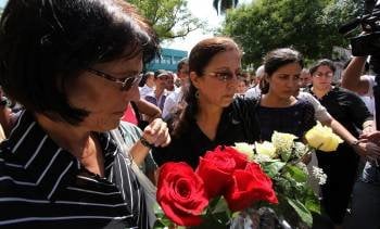 La viuda del fallecido opositor Oswaldo Payá, Ofelia Acevedo, en el centro, el día del entierro. (Foto: A. ERNESTO)