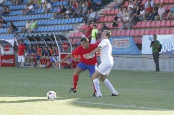 El defensa Josu pelea por un balón con un rival del Pontevedra. (Foto: miguel ángel)