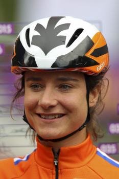 La ciclista holandesa Marianne Vos sonríe antes del comienzo de la prueba de fondo en carretera de ciclismo en ruta femenino durante los Juegos Olímpicos en Londres (Foto: efe)