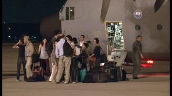 Los quince cooperantes que fueron repatriados, a su llegada a Torrejón de Ardoz en Madrid. (Foto: MAE)