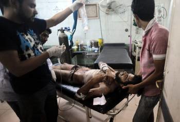 Un rebelde sirio, herido, recibe tratamiento médico en un hospital de Aleppo, en Siria. (Foto: STR)