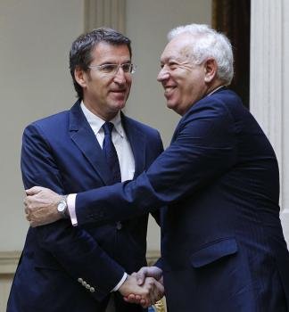 El ministro de Asuntos Exteriores y de Cooperación, José Manuel García-Margallo (d), saluda al presidente de la Xunta de Galicia, Alberto Núñez Feijóo (i)