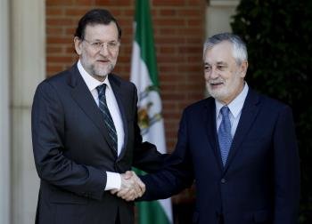 El jefe del Ejecutivo, Mariano Rajoy (i), recibe al presidente andaluz, José Antonio Griñán, 