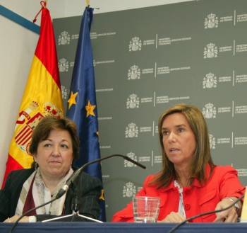 Ana Mato (d.) con la secretaria general de su Ministerio, Pilar Farjas. (Foto: ARCHIVO)