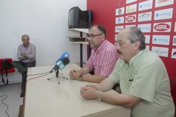 José Ramón Fernández Morgade y José Luis González, en la rueda de prensa en representación de Alejandro Estévez.