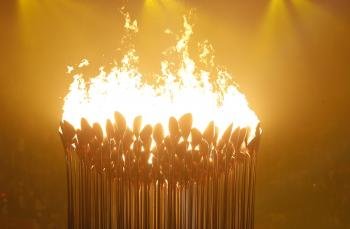 La llama olímpica ardiendo durante la inauguración de los juegos.