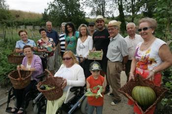 Ana Garrido junto al grupo de vecinos que cultivan en el huerto educativo municipal (Foto: MARCOS ATRIO)