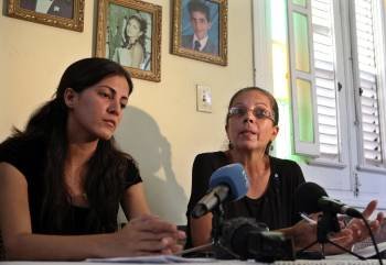 Ofelia Acevedo (d), viuda del fallecido y su hija, Rosa Maria Payá Acevedo (i), en rueda de prensa. (Foto: A. ERNESTO)