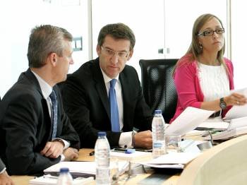 Núñez Feijóo hacla con Alfonso Rueda durante el Consello de ayer. (Foto: XOAN REY)