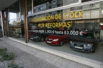 Vista del escaparate de un concesionario de Ourense con llamativas ofertas para los compradores. (Foto: Marcos Atrio)