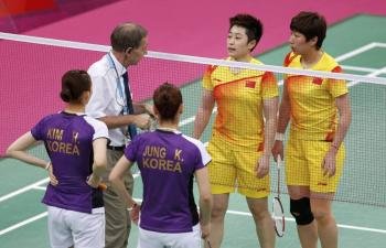 Momento en el que el árbitro detiene el partido China- Corea del Sur.