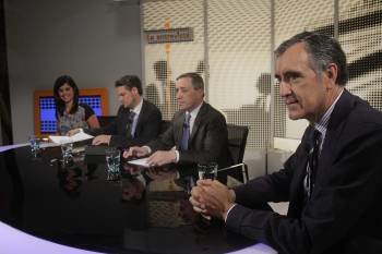 Silvana Moril, Xosé Pastoriza y Julio Rodríguez fueron los encargados de entrevistar a José María Castellano en Telemiño.  (Foto: MIGUEL ÁNGEL)