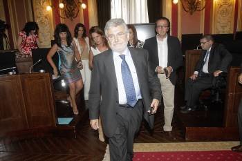 El grupo municipal del PP, con su portavoz, Rosendo Fernández, a la cabeza, cuando abandonaron momentáneamente el pleno.  (Foto: MIGUEL ÁNGEL)