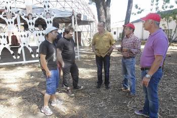 Miembros de Chimango y la asociación Padre Silva, junto a la cúpula de la Ciudad de los Muchachos. (Foto: MIGUEL ÁNGEL)