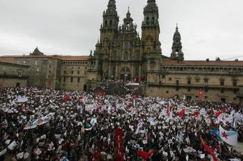 Concentración contra el decreto del gallego de Feijóo en la Plaza del Obradoiro de Santiago, en enero de 2010. (Foto: ARCHIVO)