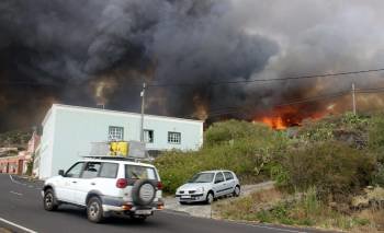 Llamas del incendio declarado ayer en el municipio de Villa de Mazo en La Palma (Canarias). (Foto: MIGUEL CALERO)