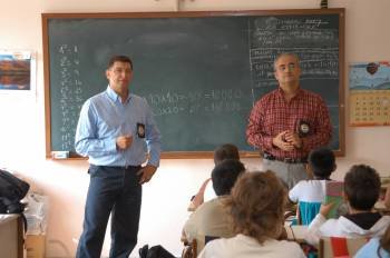 Agentes tutores de la Policía Municipal de Madrid durante una charla en un colegio. (Foto: ARCHIVO)