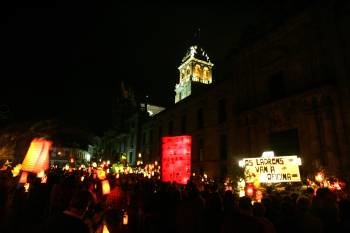 La luz de calles y plazas, incluida la Maior, se apagó a las once de la noche para disfrutar de la procesión. (Foto: M.A.)