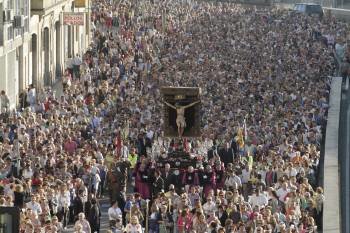 Miles de fieles buscaron protección en el Cristo de la Victoria, acompañando a la imagen en su procesión por la ciudad. (Foto: FOTOS: J.V, LANDÍN)