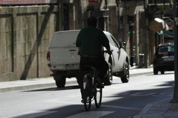 Un ciclista circula por una calle de la ciudad. (Foto: Miguel Angel)