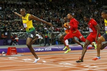 Bolt, nuevo récord olímpico, cruza la línea de meta por delante de sus rivales. Sólo Powell, lesionado, hizo mala marca. 