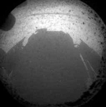 Foto facilitada por la NASA de la primera imagen del vehículo explorador Curiosity tras su aterrizaje en Marte
