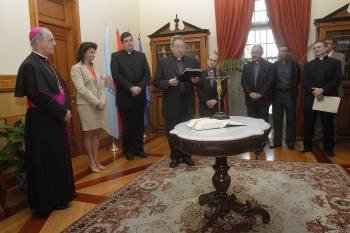 Los nuevos vicarios juraron sus cargos ante el obispo (izquierda). En la imagen toma posesión José Pérez. (Foto: MIGUEL ÁNGEL)