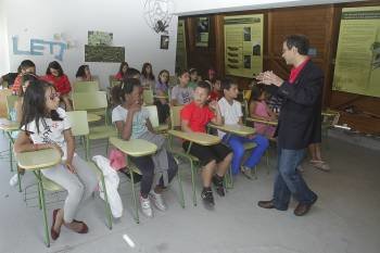 Los niños del aula de la naturaleza estuvieron atentos a la charla sobre astronomía de José Alvarez (Foto: MIGUEL ÁNGEL)