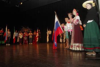 Los grupos de participantes en las Xornadas de Folclore, durante el tradicional saludo de banderas. (Foto: MIGUEL ÁNGEL)