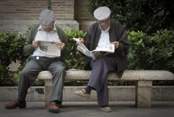 Dos jubilados leen el periódico sentados en un banco. (Foto: ARCHIVO)