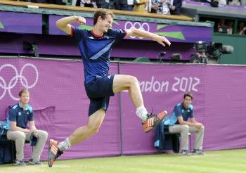 El tenista Andy Murray celebra su victoria ante Roger Federer.