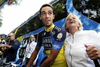 Contador, ayer junto a una aficionada. (Foto: V. JANNINK)