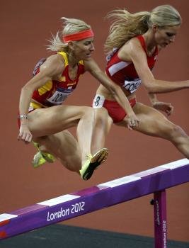 La española Marta Domínguez, en primer término, durante la final olímpica.