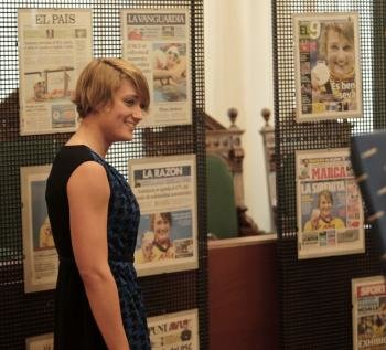 Mireia Belmonte, rodeada de portadas de periódicos.