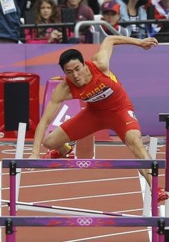 El atleta chino Xiang Liu choca con una valla durante una de las mangas de clasificación de los 110m valla 