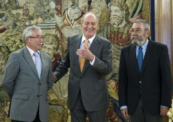 El rey Juan Carlos ha recibido hoy, en el Palacio de la Zarzuela, a los secretarios generales de CCOO, Ignacio Fernández Toxo (i), y de UGT, Cándido Méndez (d)