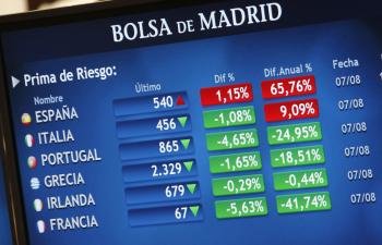 La pantalla de la Bolsa de Madrid refleja la evolución de la prima de riesgo en la jornada de hoy (Foto: EFE)