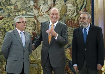 El rey, en el Palacio de la Zarzuela junto a los secretarios generales de CCOO y de UGT. (Foto: EMILIO NARANJO)