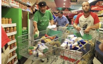 Militantes del Sindicato Andaluz de Trabajadores en un supermercado de Écija.