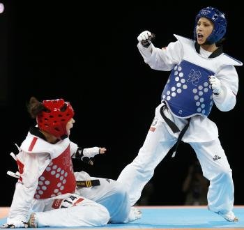 La taekwondista española Briguitte Yagüe (azul) combate con la panameña Carolena Carstens