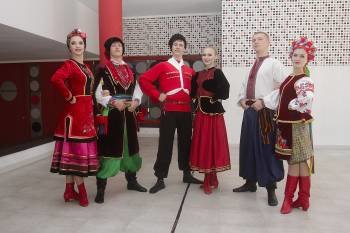 El grupo ruso 'Stanitsa', con distintos trajes regionales. (Foto: MIGUEL ÁNGEL)