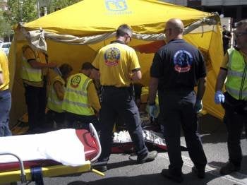 Personal de Emergencias de Madrid intenta auxiliar a la agente que finalmente falleció.