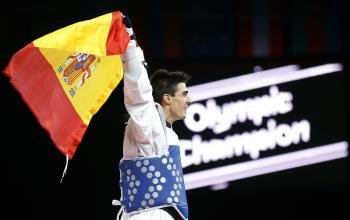 Joel González celebra el título olímpico con una bandera de España.